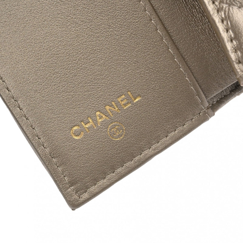 CHANEL シャネル 2.55　コンパクトウォレット シルバー A70325 レディース カーフ 三つ折り財布 ABランク 中古 銀蔵