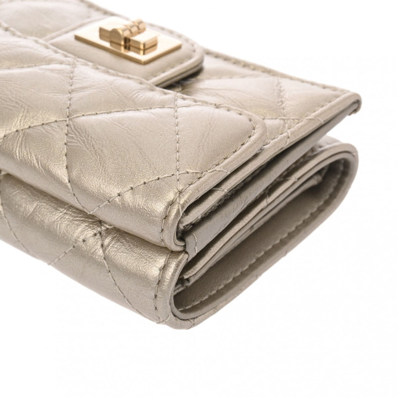 CHANEL シャネル 2.55 マトラッセ コンパクトウォレット シルバー A70325 レディース カーフ 三つ折り財布 ABランク 中古 銀蔵