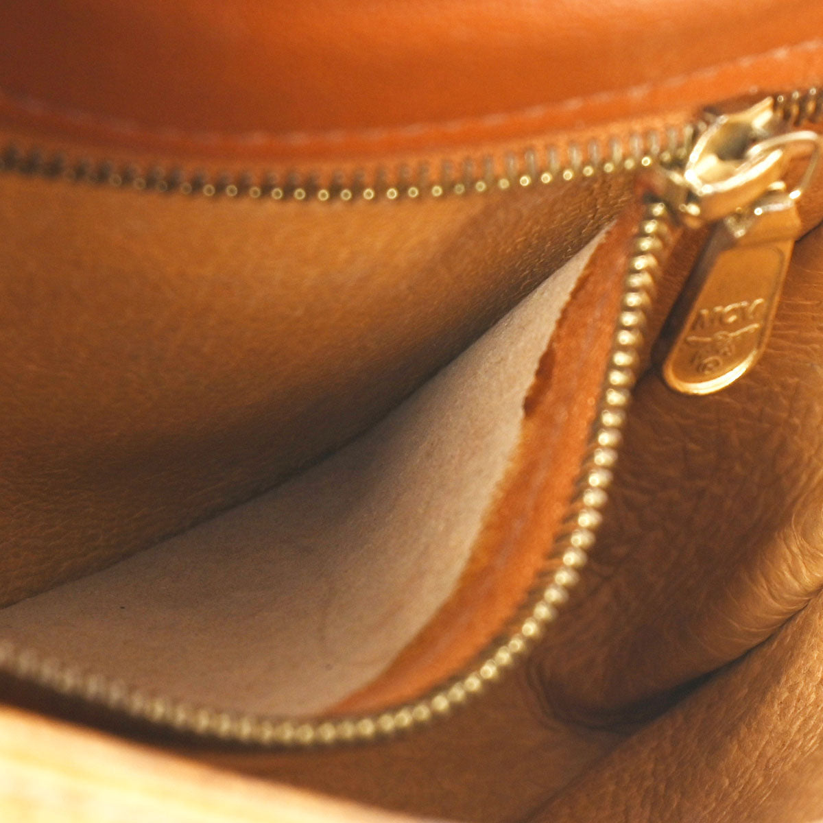 美品 ■ MCM ショルダーバッグ セカンドバッグ 2way ゴールド金具 美品 □ MCM ショルダーバッグ セカンドバッグ 2way ゴールド金具