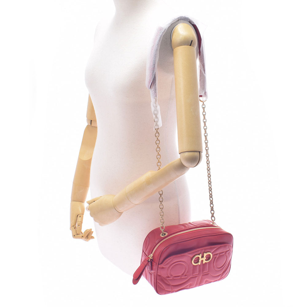 フェラガモガンチーニ チェーンショルダー 赤 ゴールド金具 レディース