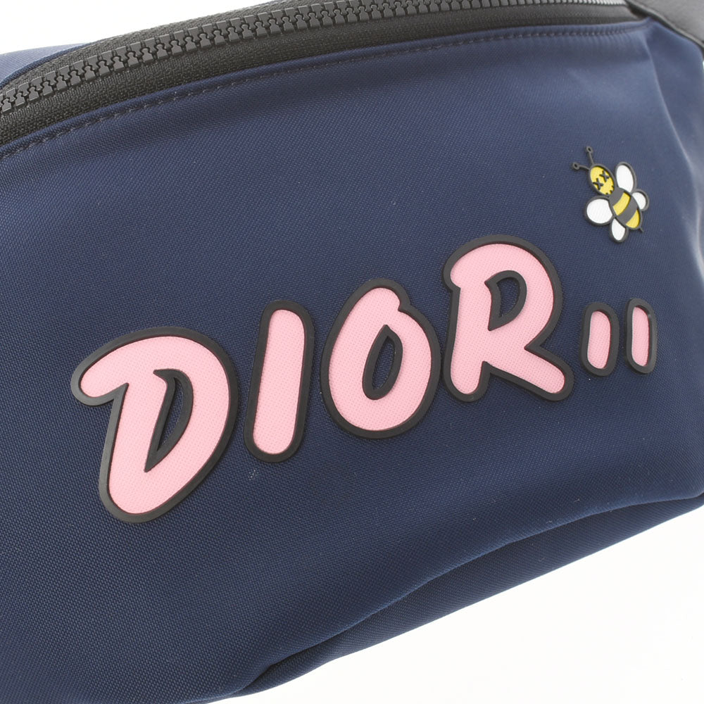 クリスチャンディオールKAWSコラボ 蜂モチーフ ボディバッグ 青 メンズ ナイロン ウエストバッグ CHRISTIAN DIOR 中古 –  銀蔵オンライン