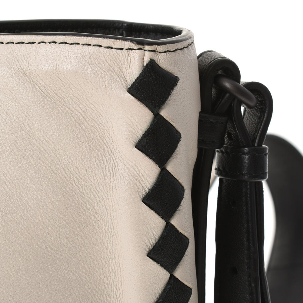 BOTTEGAVENETA ボッテガヴェネタ イントレチャート ショルダーバッグ アイボリー系/黒 レディース カーフ ショルダーバッグ ABランク 中古  人気・おすすめ｜使いやすい・旅行におすすめ 品質保証 全国発送 在庫限り