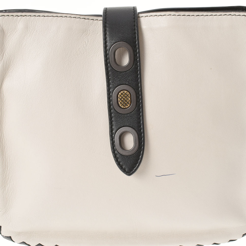 BOTTEGAVENETA ボッテガヴェネタ イントレチャート ショルダーバッグ アイボリー系/黒 レディース カーフ ショルダーバッグ ABランク 中古  人気・おすすめ｜使いやすい・旅行におすすめ 品質保証 全国発送 在庫限り