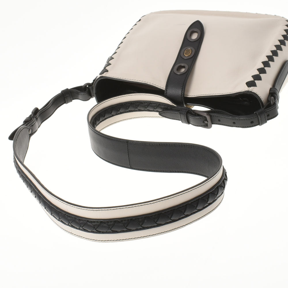 BOTTEGAVENETA ボッテガヴェネタ イントレチャート ショルダーバッグ アイボリー系/黒 レディース カーフ ショルダーバッグ ABランク 中古  人気・おすすめ｜使いやすい・旅行におすすめ 品質保証 全国発送 在庫限り