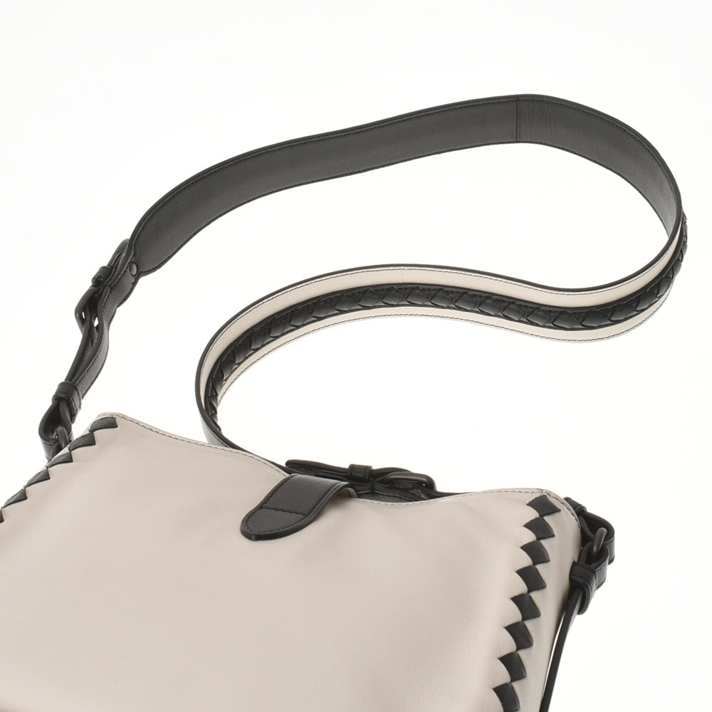 BOTTEGAVENETA ボッテガヴェネタ イントレチャート ショルダーバッグ アイボリー系/黒 レディース カーフ ショルダーバッグ ABランク 中古  人気・おすすめ｜使いやすい・旅行におすすめ 品質保証 全国発送 在庫限り