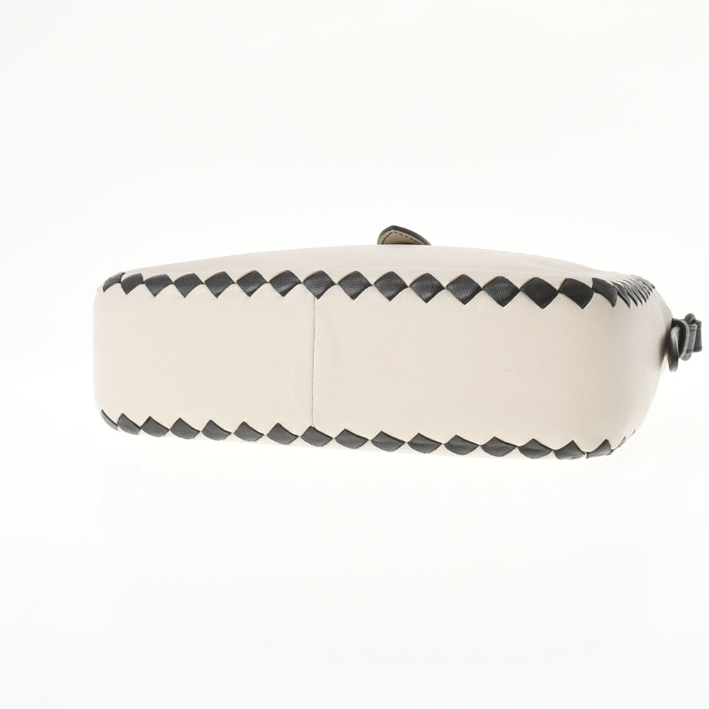 BOTTEGAVENETA ボッテガヴェネタ イントレチャート ショルダーバッグ アイボリー系/黒 レディース カーフ ショルダーバッグ ABランク 中古  人気・おすすめ｜使いやすい・旅行におすすめ 品質保証 全国発送 在庫限り