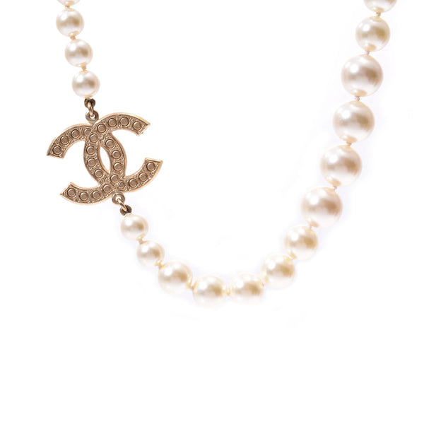 CHANEL Chanel pearl necklace here mark 14 years model gold metal fittings Lady's fake pearl necklace    Used