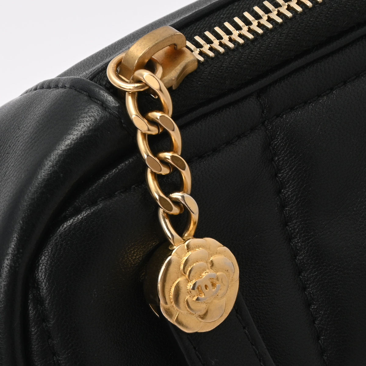 CHANEL ブラック マトラッセ ラムスキン ポーチ シャネルダイヤ型 チェーンポーチ 14143 黒 ゴールド金具 レディース