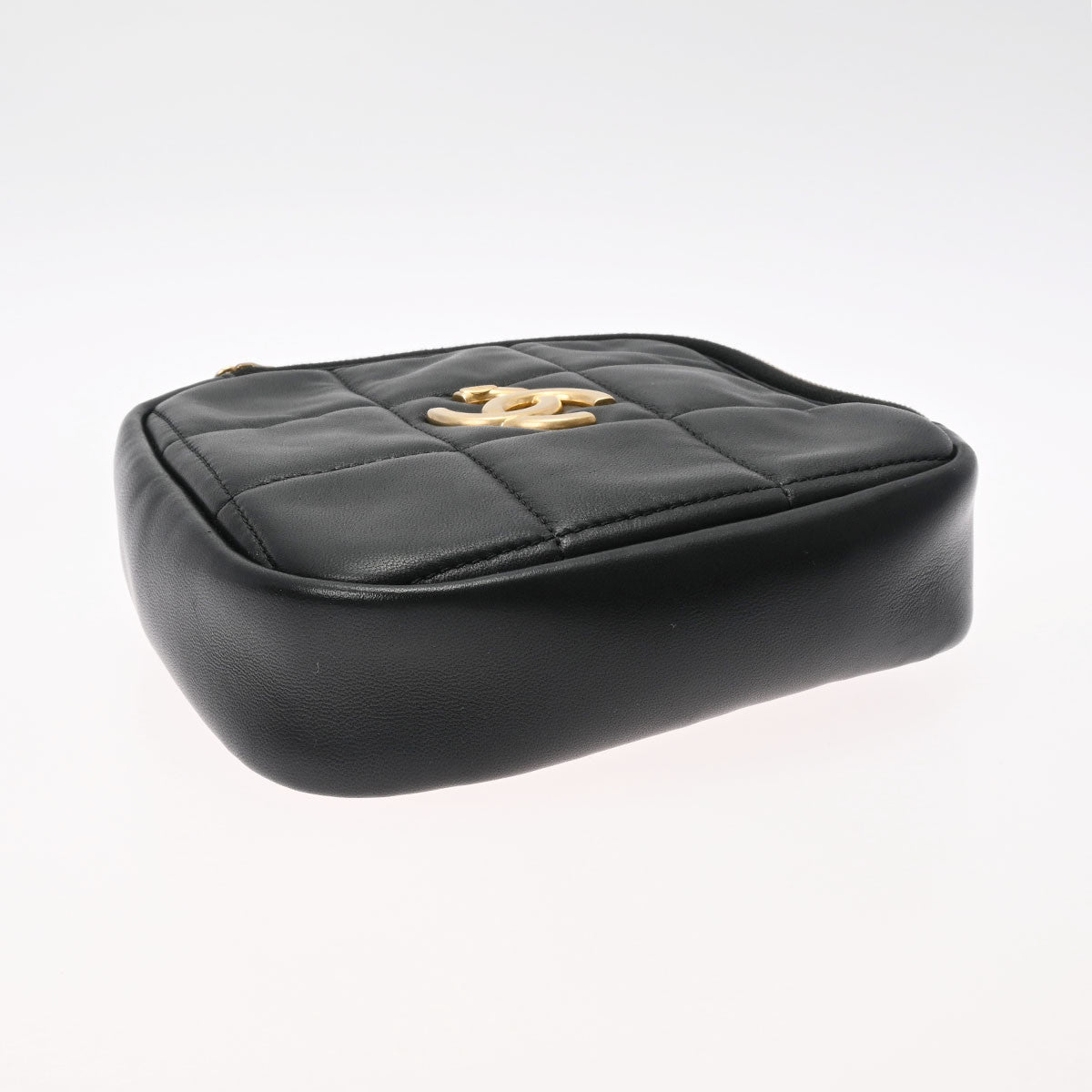 k*a様 CHANEL ブラック 化粧ポーチ　ダイアモンドパターン シャネルダイヤ型 チェーンポーチ 14143 黒 ゴールド金具 レディース